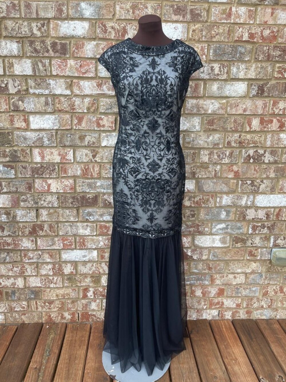 Tadashi Shoji Convertible Embroidered Tulle Cap Sleeve Gown in black/ivory sz. 2 - Picture 4 of 10